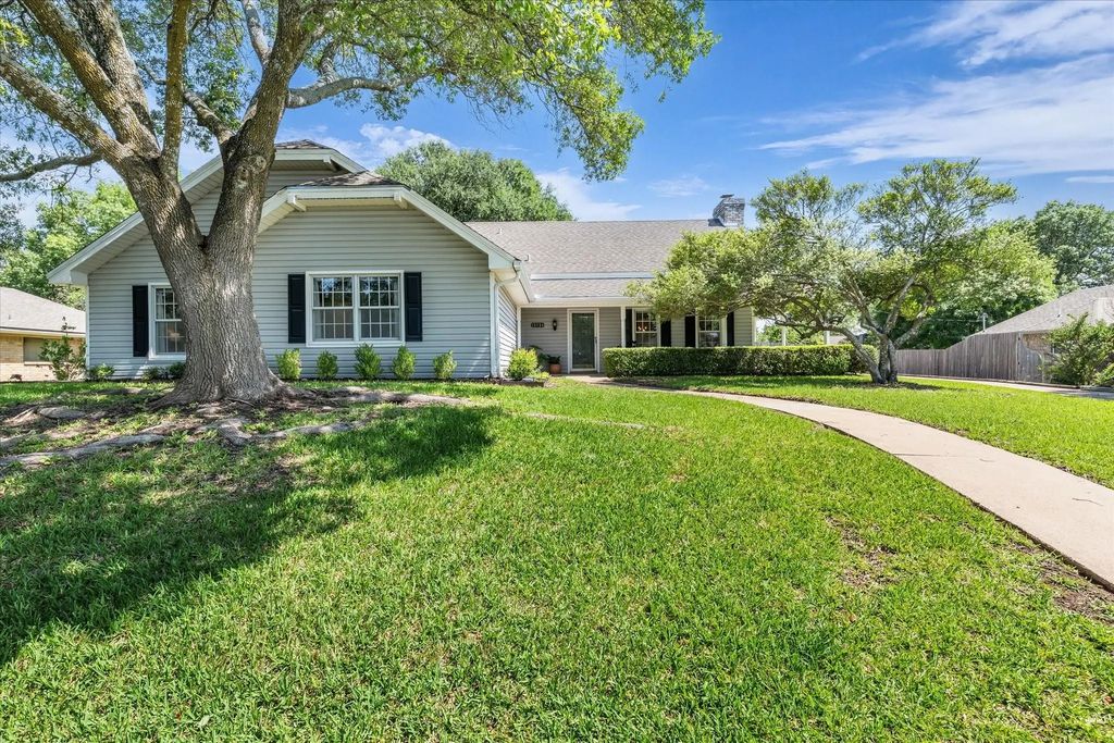 13734 Riverview Drive, Woodway