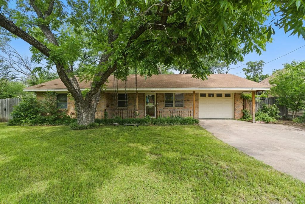 805 S Rusk Street, Weatherford