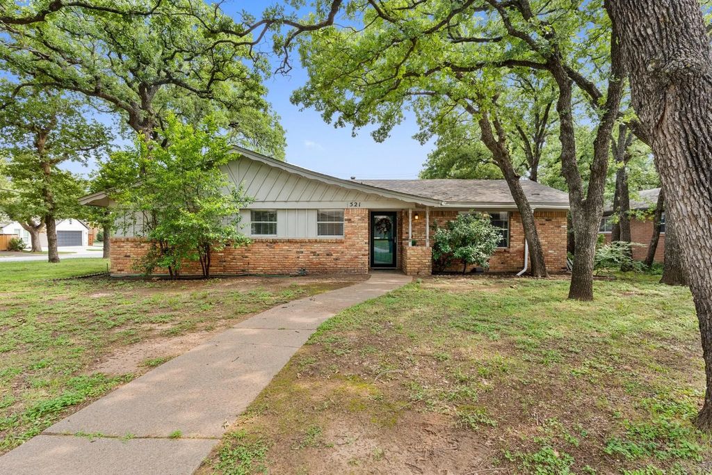 521 Brookview Drive, Hurst
