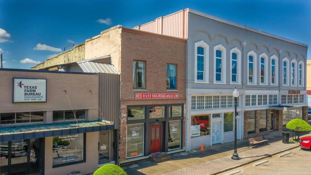 124 W Main Street, Denison