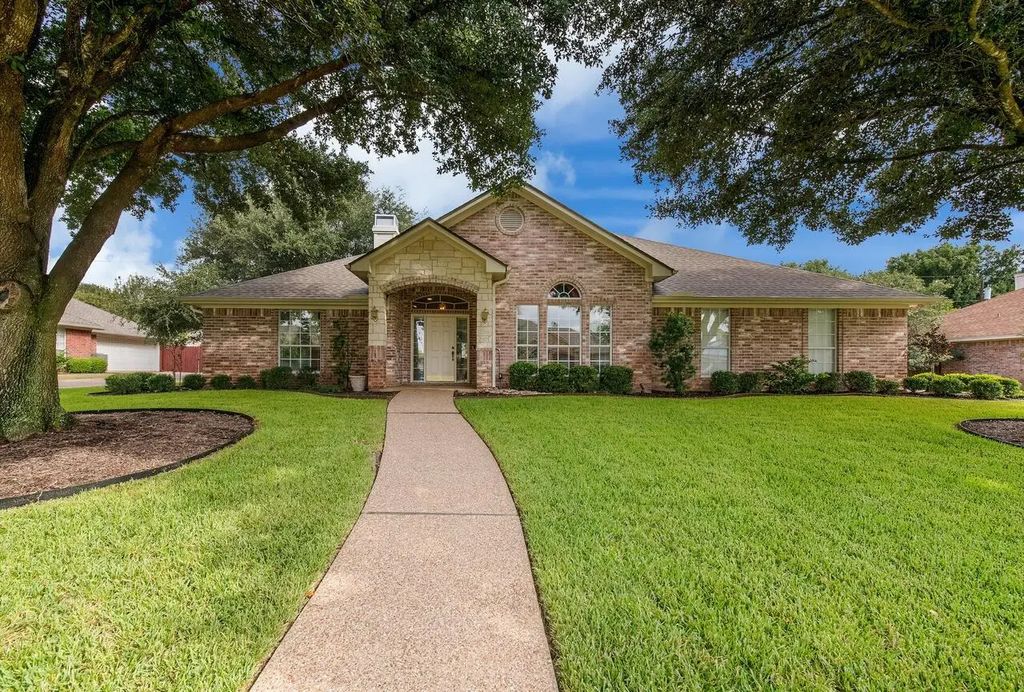 1317 Radisson Drive, Hewitt