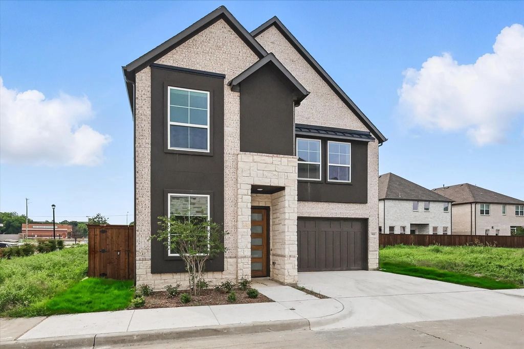 911 Banyan Tree Lane, Richardson