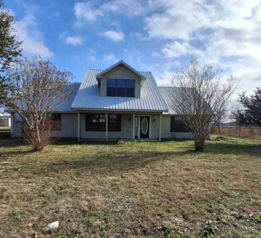 1062 Farm Road 3132, Klondike