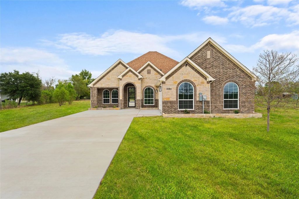 1085 Country Lane, Oak Ridge