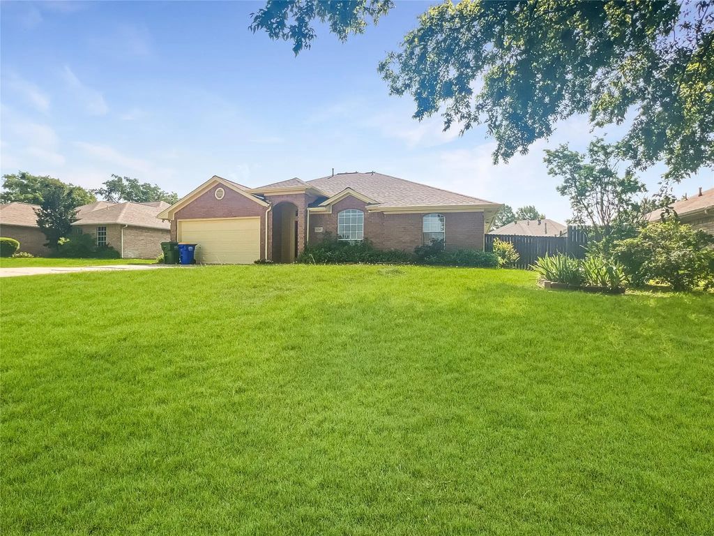 1216 E 6th Street, Krum