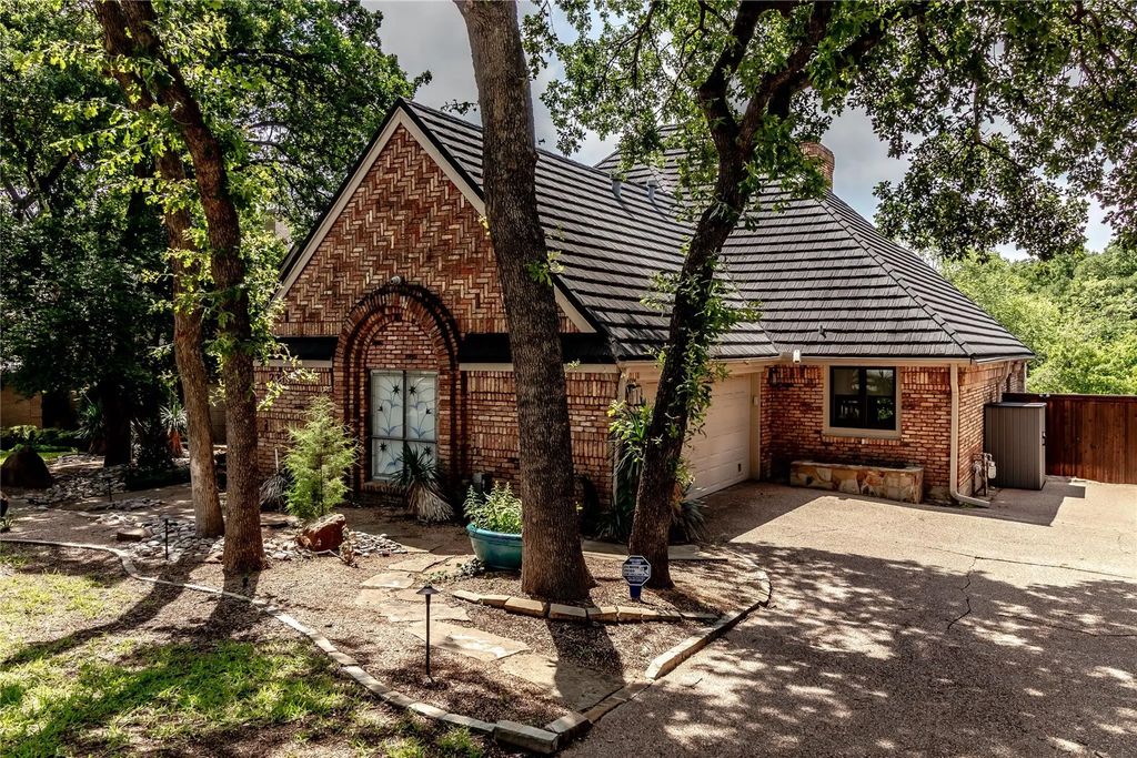 2310 Castle Rock Road, Arlington