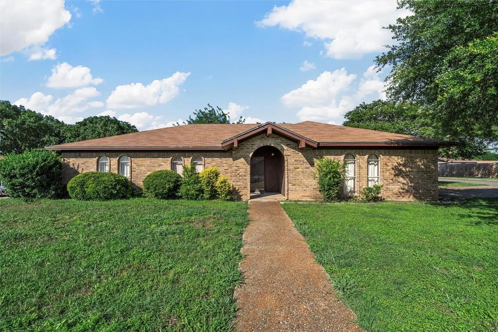 300 Travis Lane, Hewitt