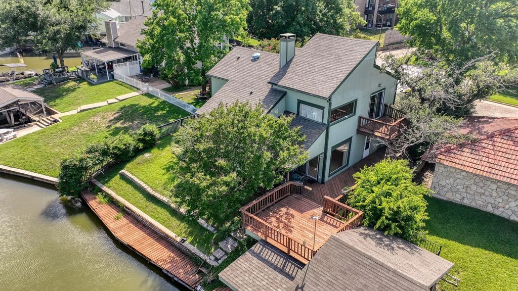 696 Harbor Drive N, Azle