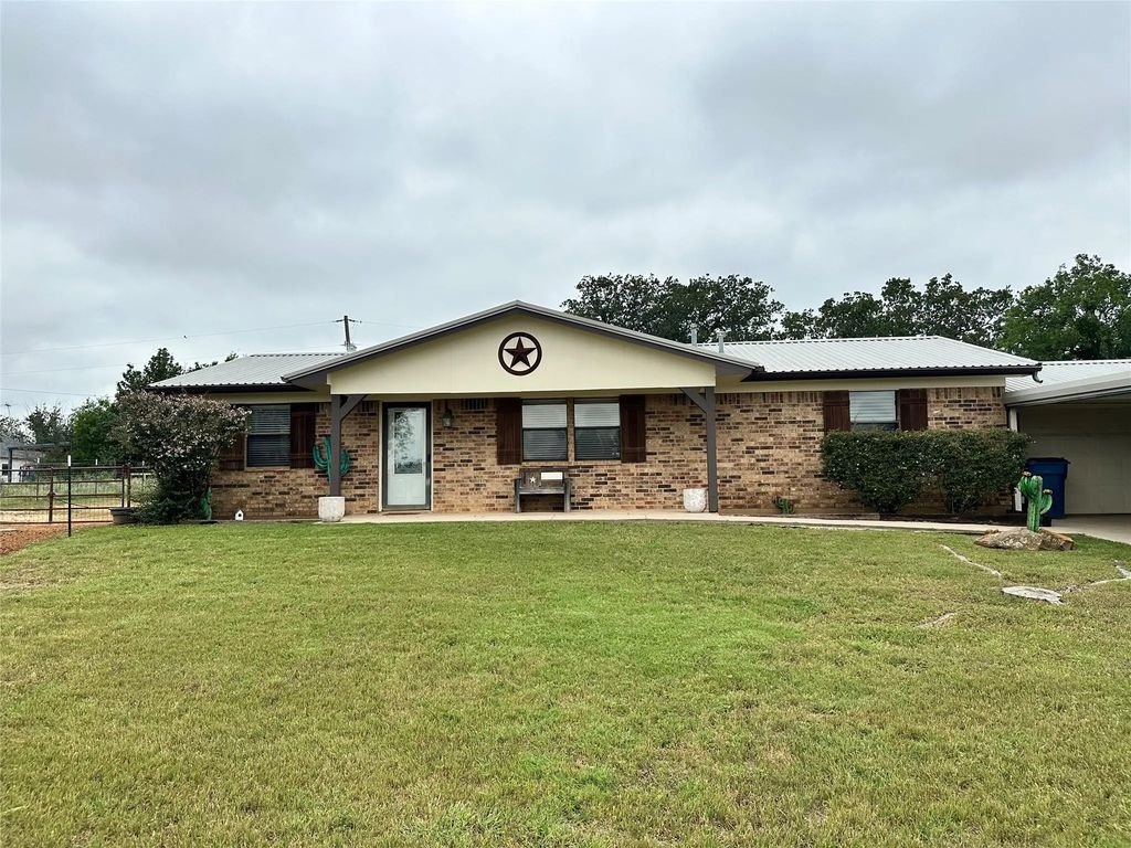 225 County Road 3699, Springtown
