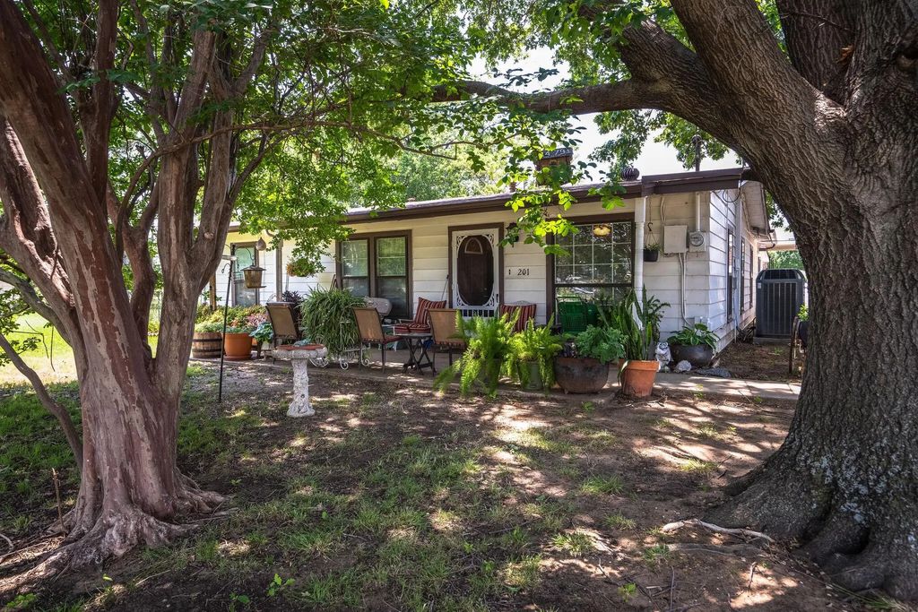 201 S Lake Dallas Drive, Lake Dallas