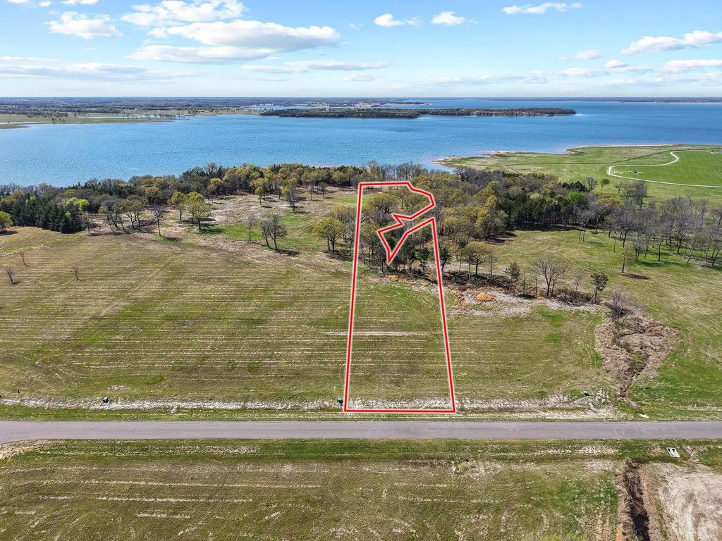 310 Lakewood Lane, Honey Grove