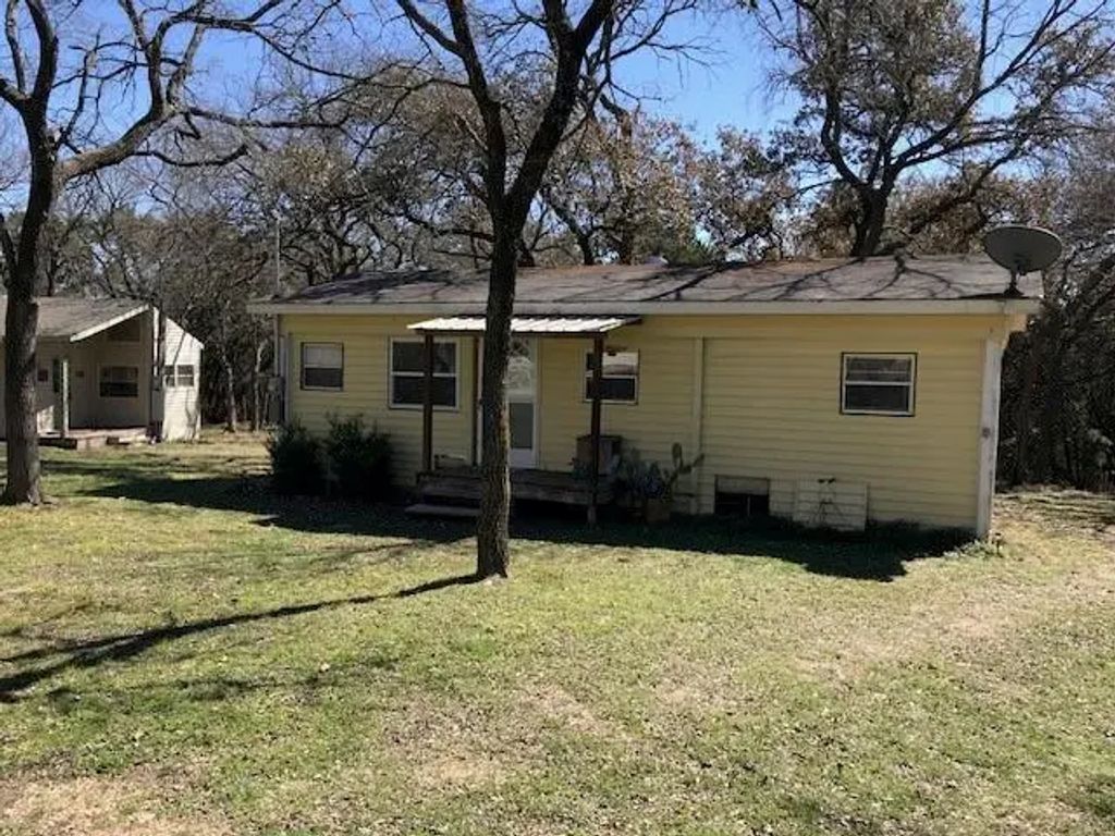 437 County Road 1768, Clifton