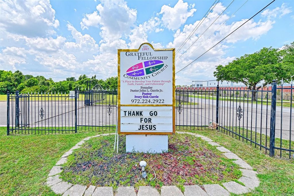 1012 E Wintergreen Road, DeSoto