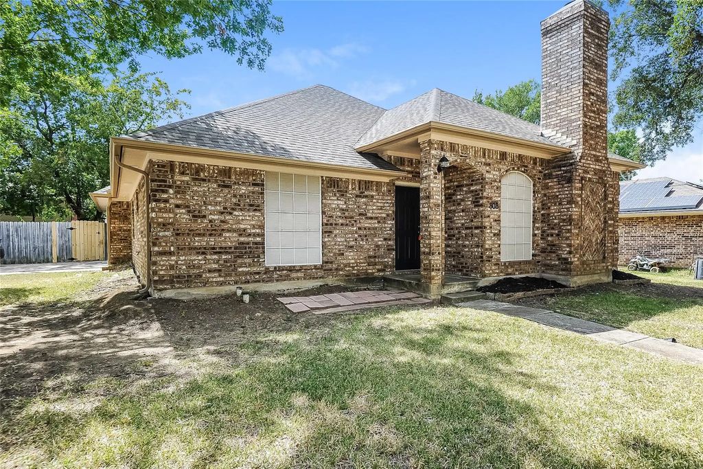 808 Quail Brook Drive, Arlington