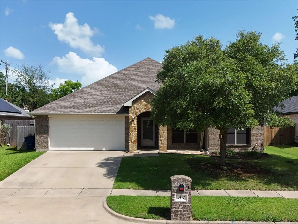 707 Oakmont Drive, Ennis