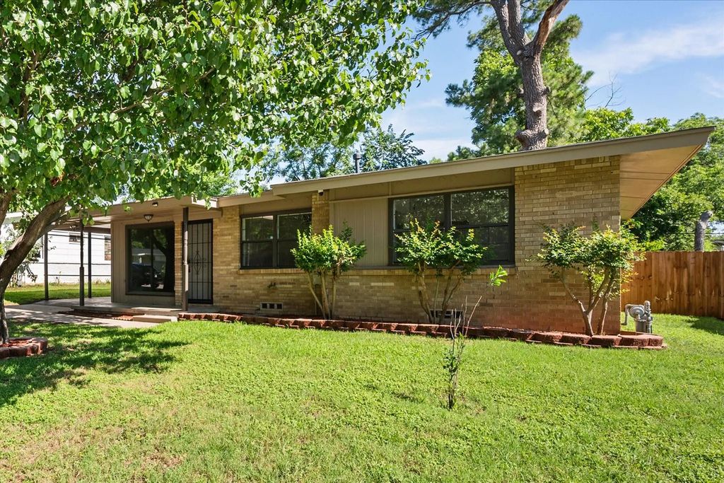 612 Elm Street, Hurst