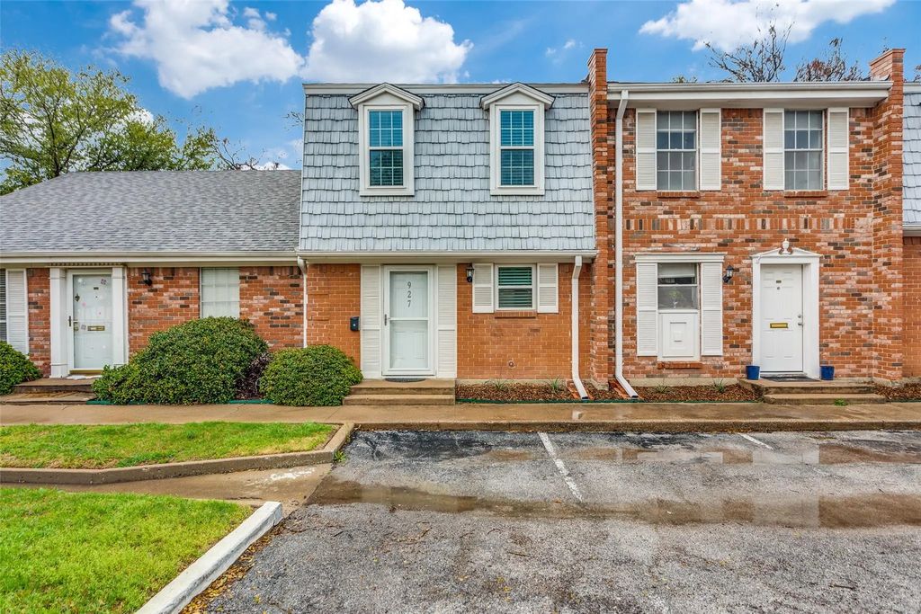 927 Roaring Springs Road, Fort Worth