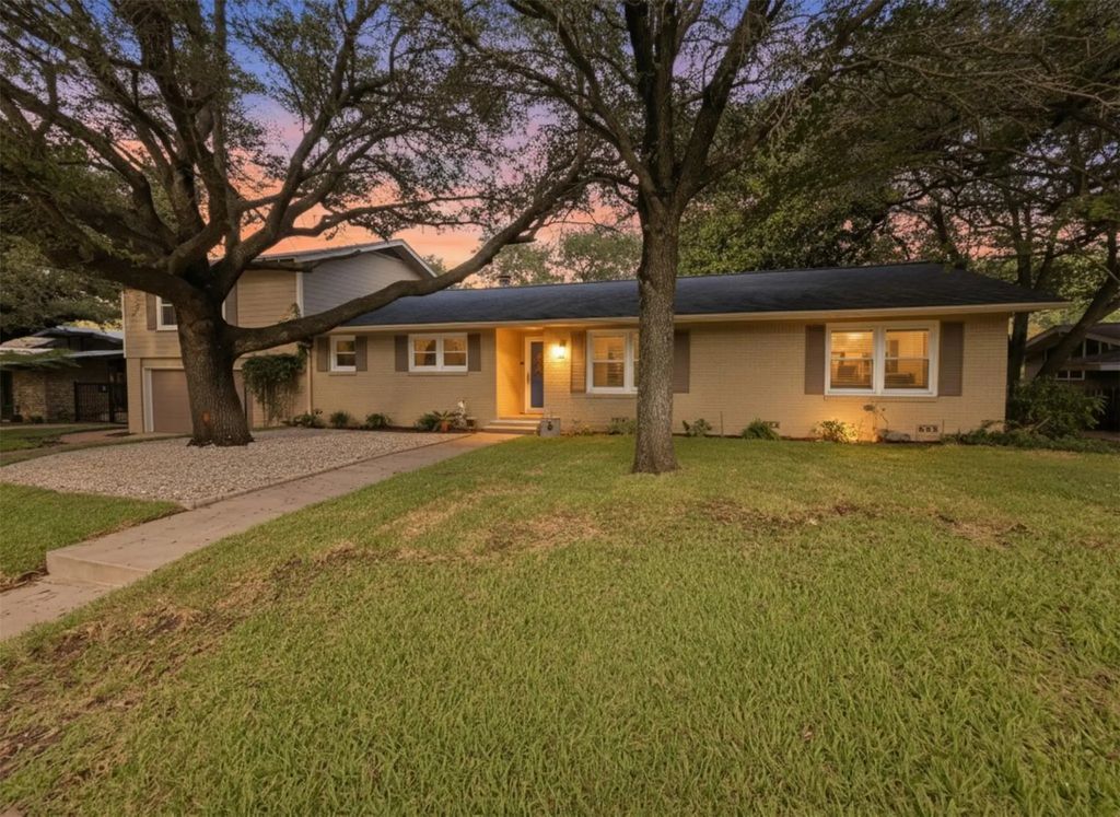 2225 Wooded Acres Drive, Waco