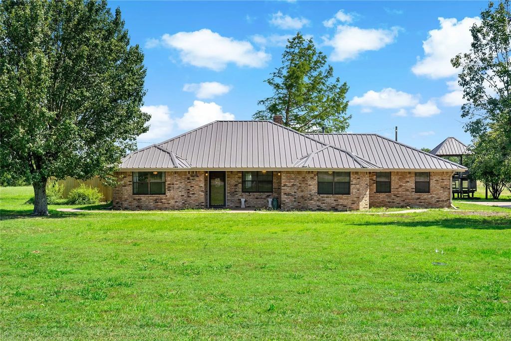 4395 Farm Road 2820, Sumner