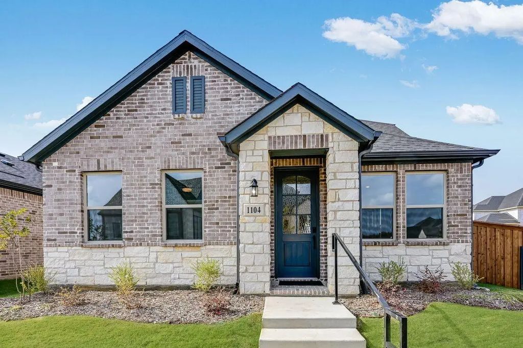 1104 Broomsedge Mews, Celina