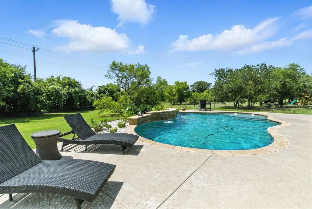 363 Red Bird Drive, Springtown