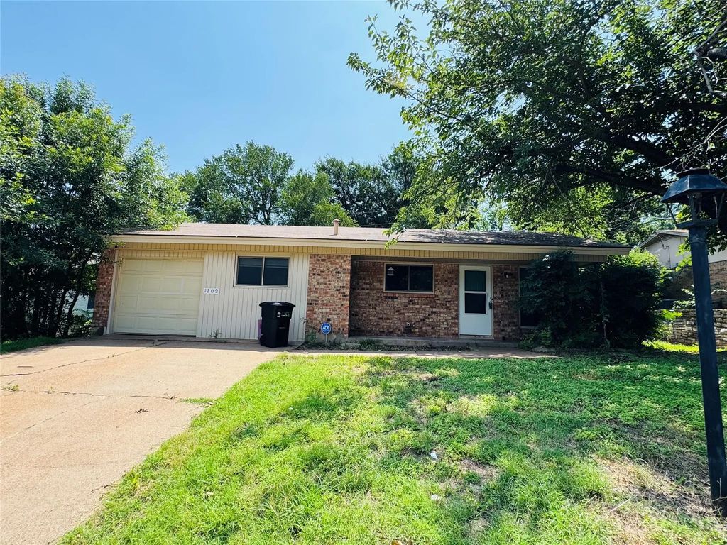 1209 Lynn Street, Weatherford