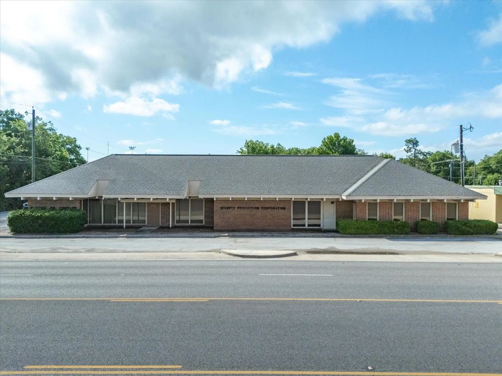 815 Highway 59 N, Bowie