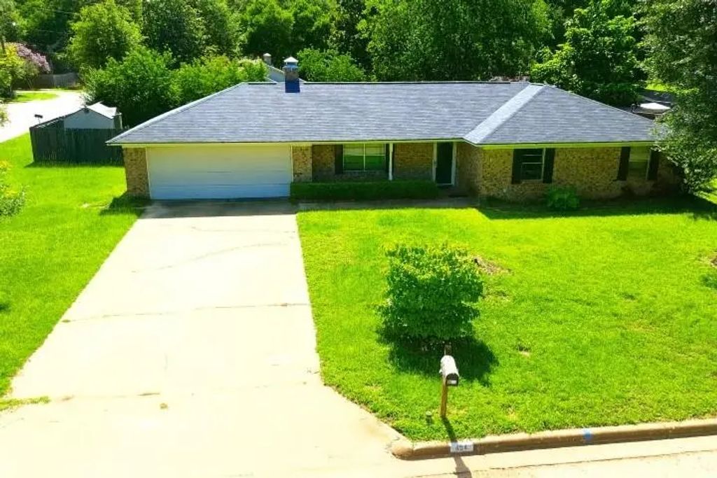 454 Pamela Drive, Mineola