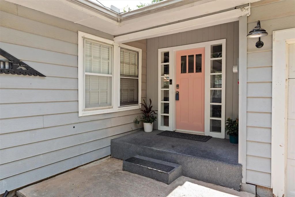 414 W Doyle Street, Granbury