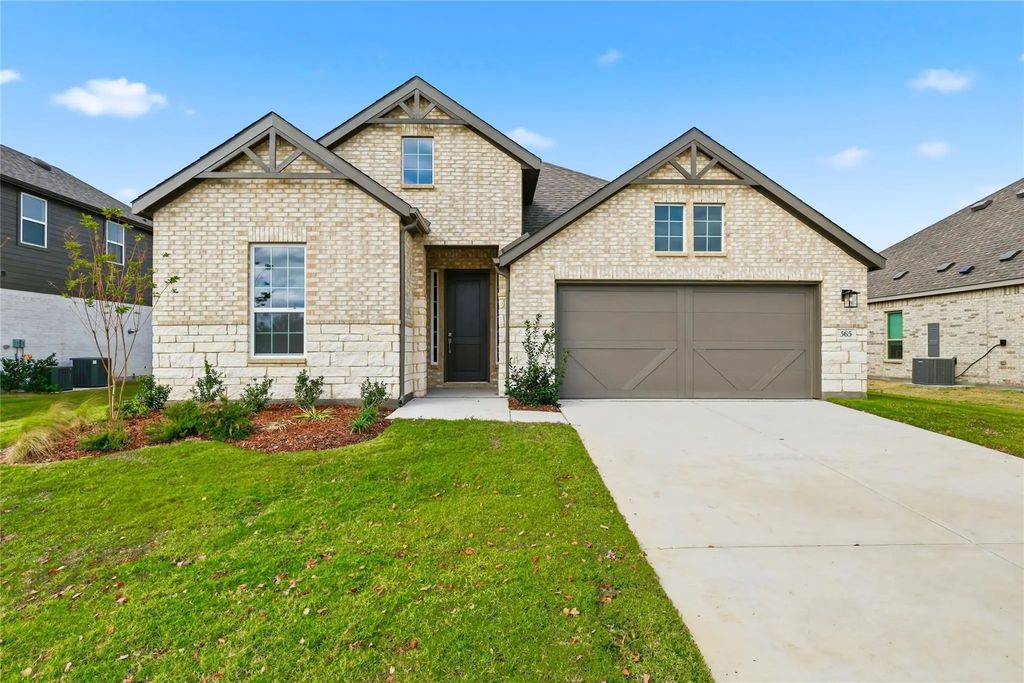565 Pebble Drive, Waxahachie