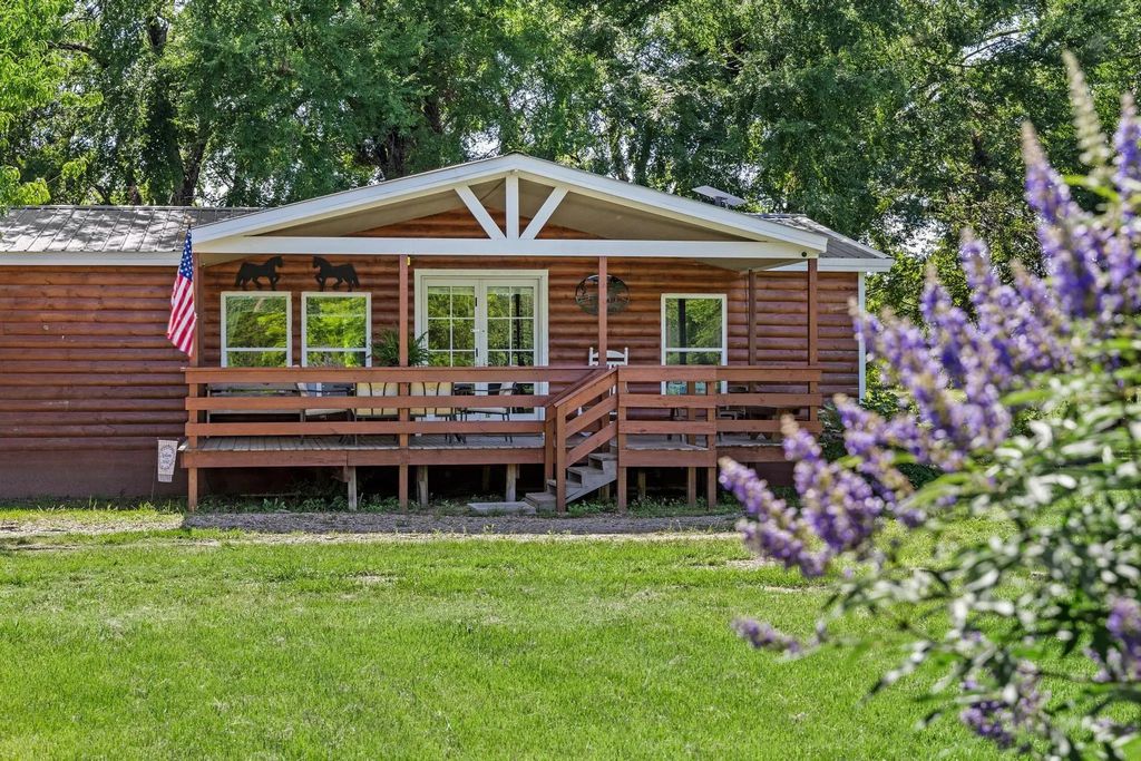 489 Delphia Drive, Denison