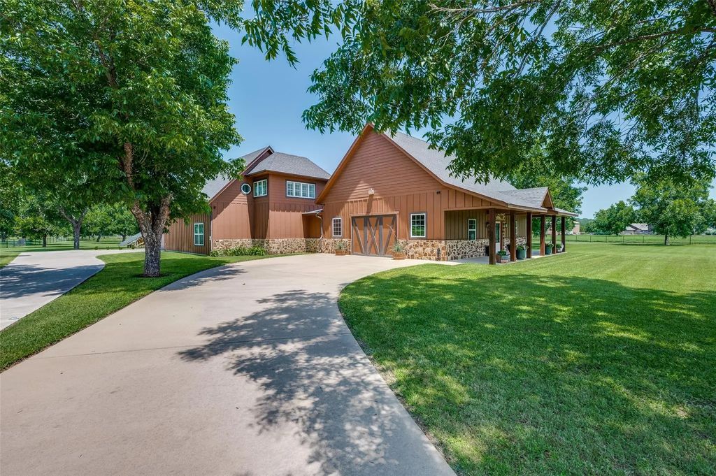 1922 Burkett Court, Cleburne