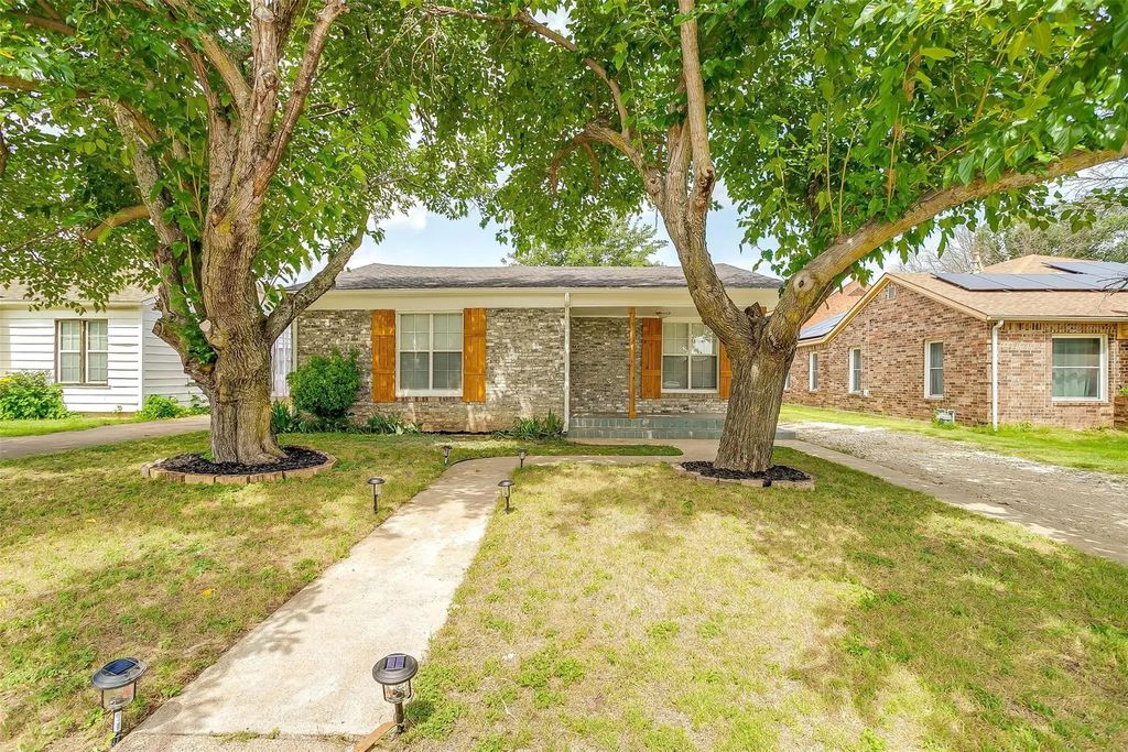 627 Hallvale Drive, White Settlement