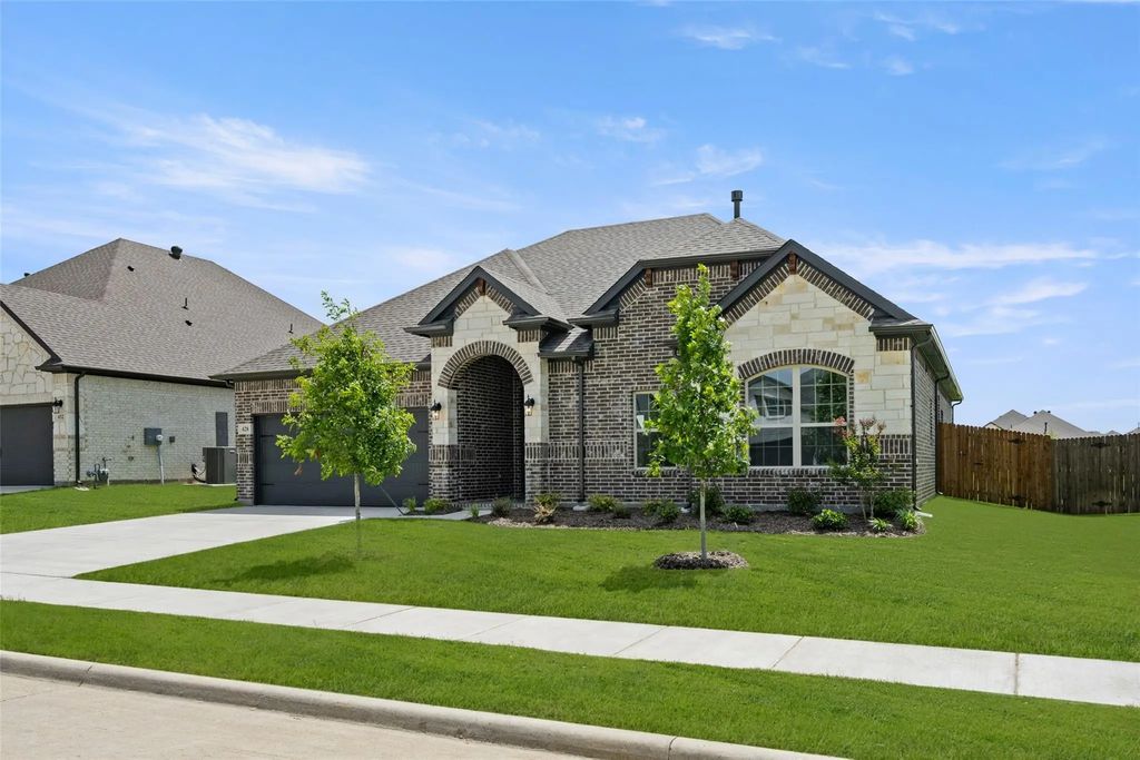 428 Burrow Drive, Waxahachie