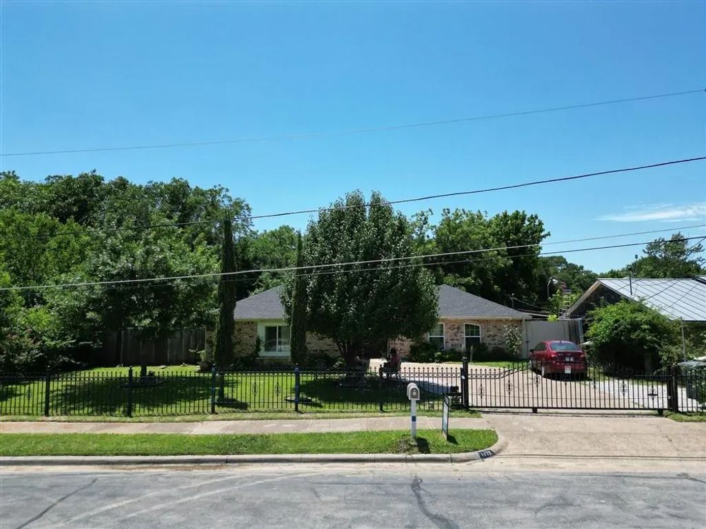 1825 E Shore Drive, Dallas
