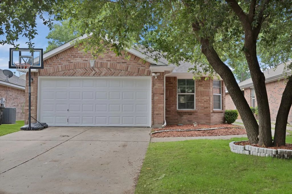 8805 Highland Orchard Drive, Fort Worth