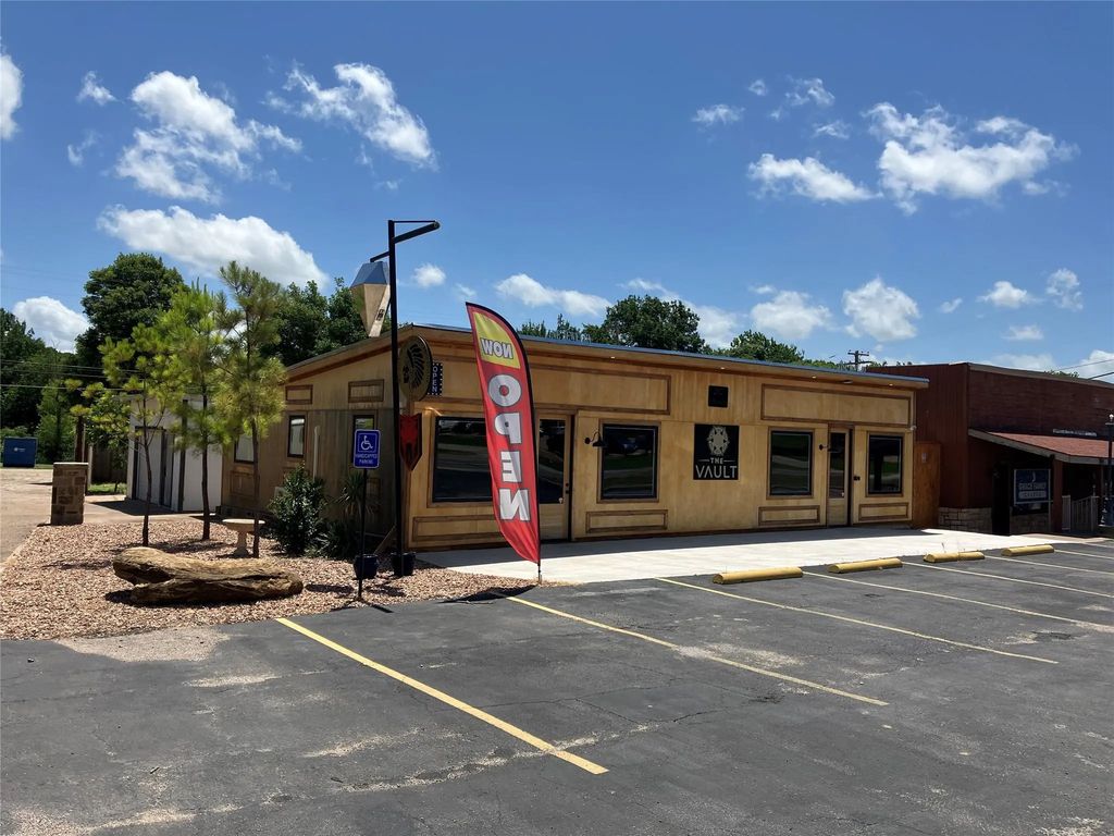 202 N Parkway Drive, Alvarado