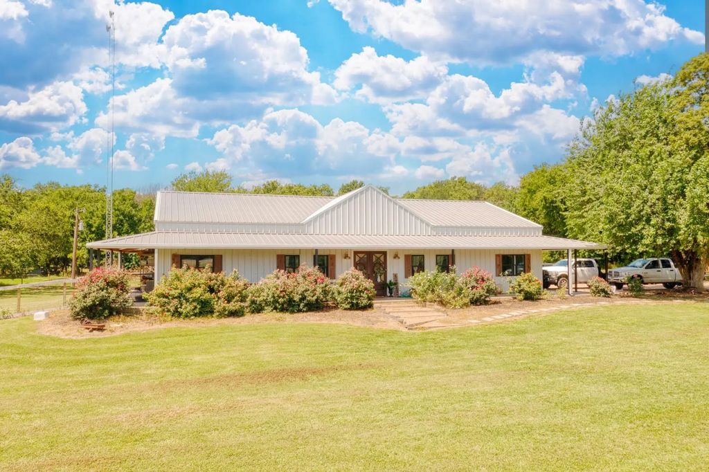 433 County Road 1245, Savoy
