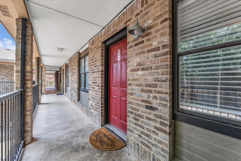 1421 S 12th Street 211, Waco