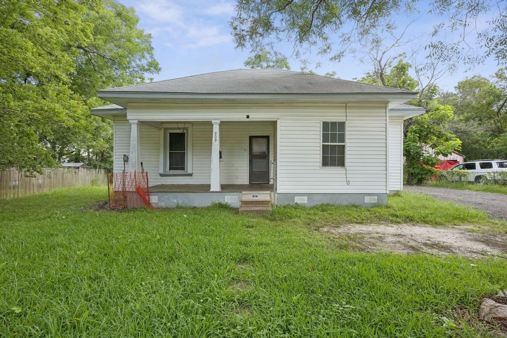 909 E High Street, Terrell