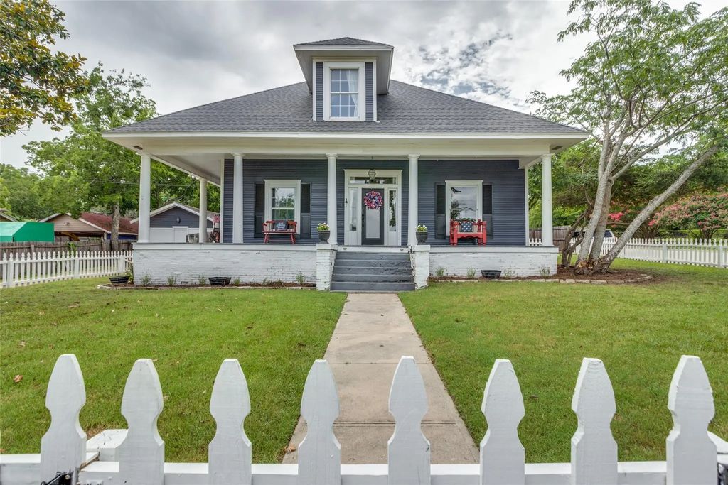 902 S Waco Street, Weatherford