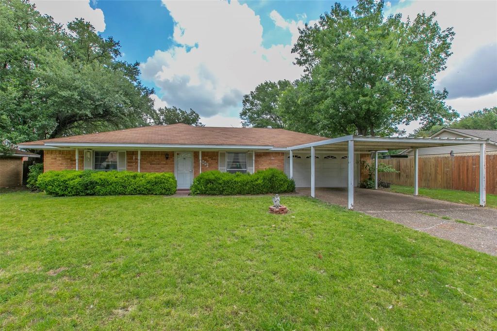1002 Briarwood Street, Mexia