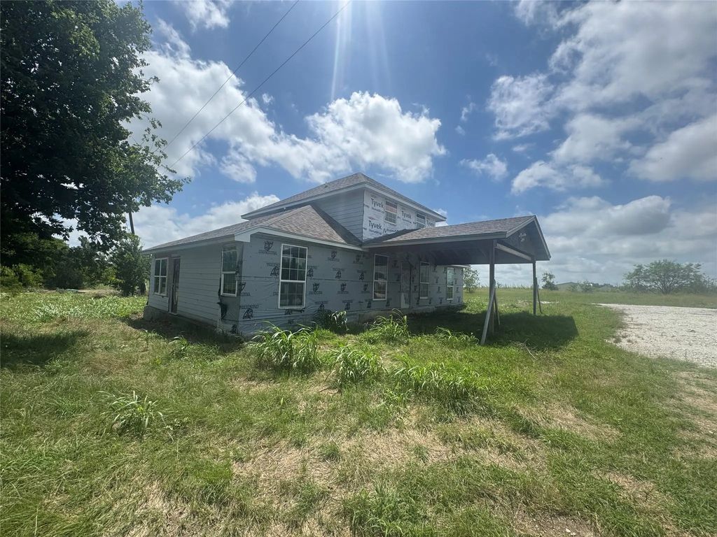 184 County Road 4027, Lott