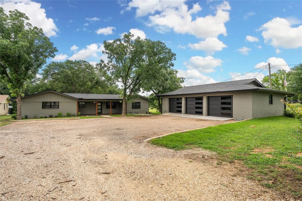 499 County Road 1812, Clifton