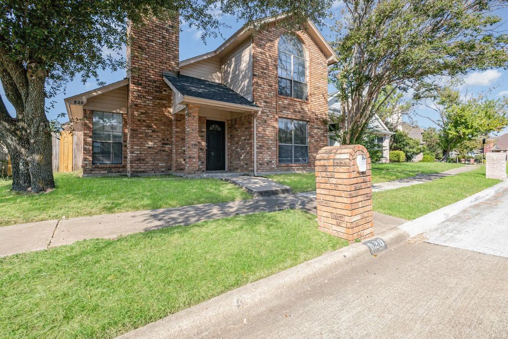 820 Greenridge Drive, Arlington
