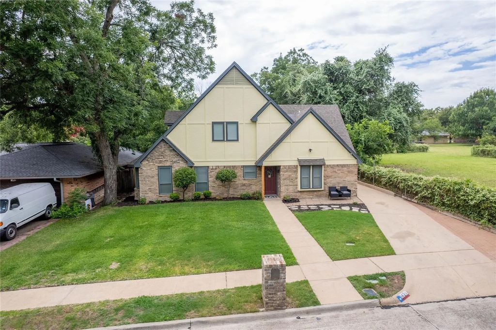 1421 Strawberry Circle, Irving