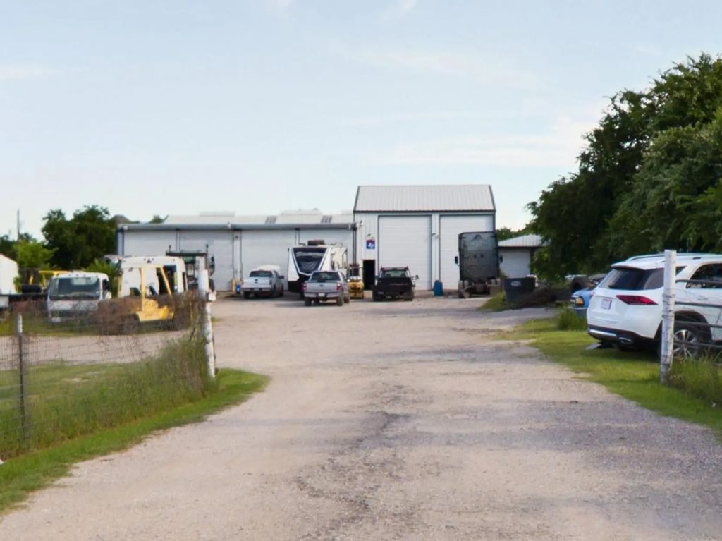5900 Retta Mansfield Road, Burleson