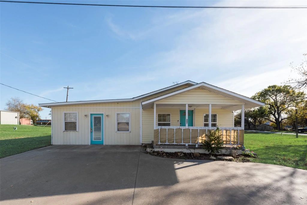 207 W Walnut Street, Nocona