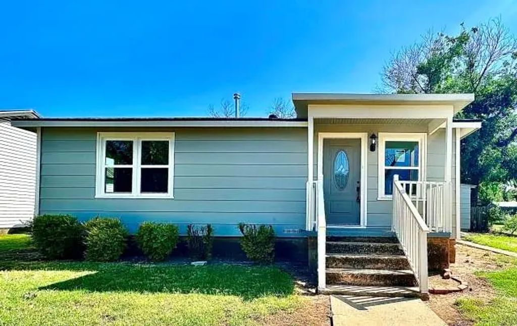 903 N 4th Street, Ballinger
