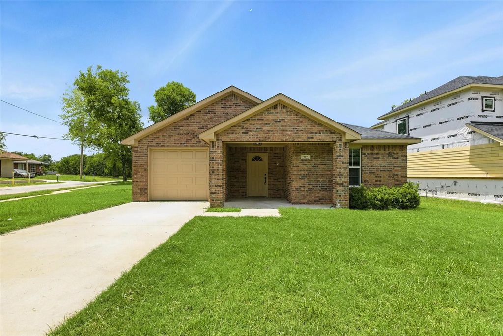 212 Mineral Wells Street, Terrell